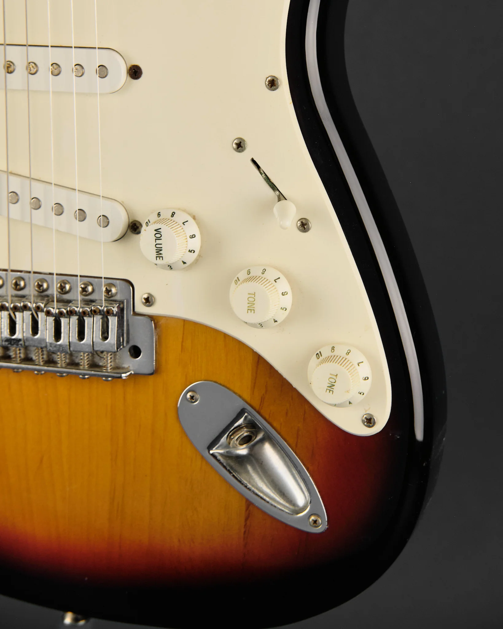 1998 Squier Affinity Series Strat Sunburst - Image 9