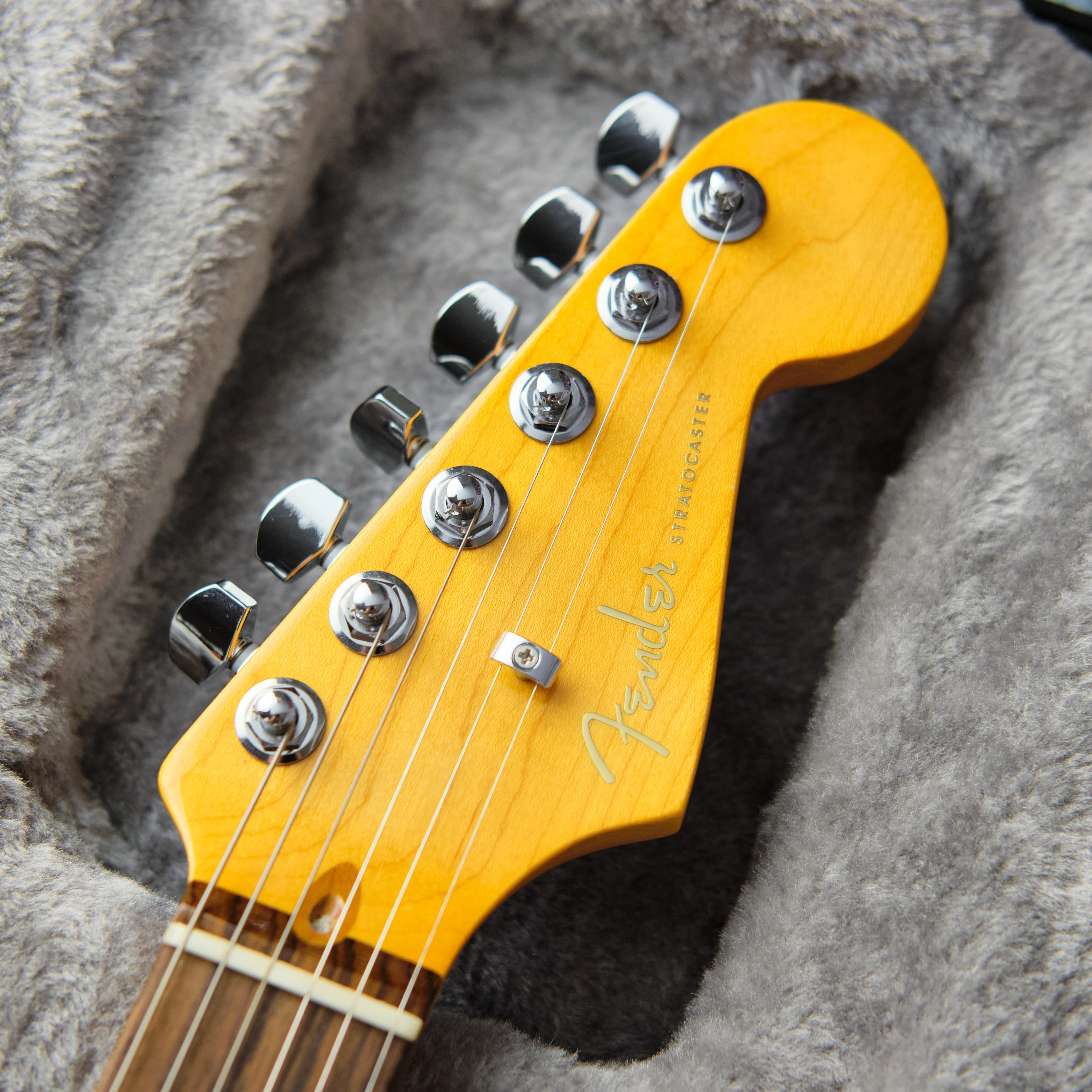 2022 Fender American Ultra Stratocaster Arctic Pearl - Image 2
