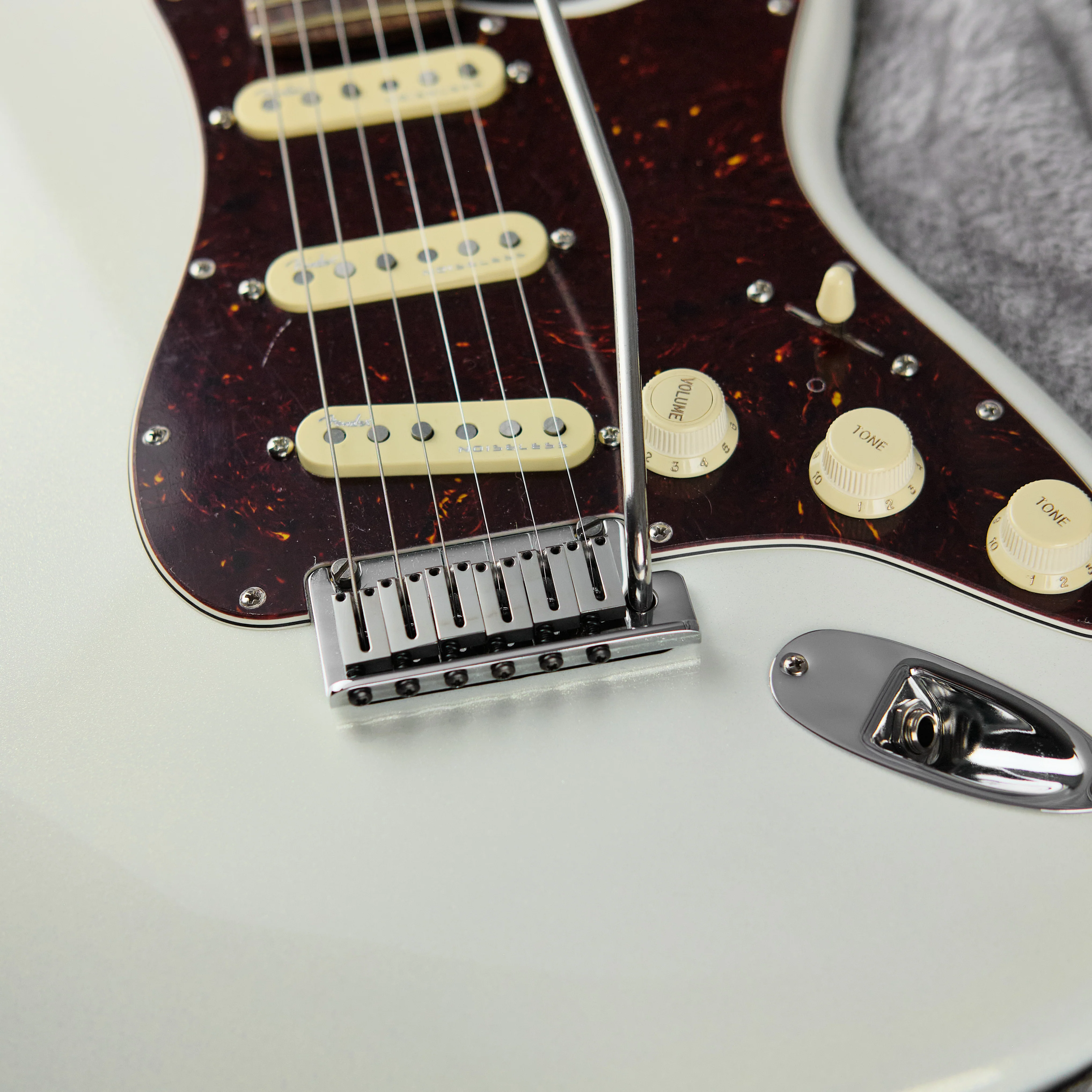 2022 Fender American Ultra Stratocaster Arctic Pearl - Image 8