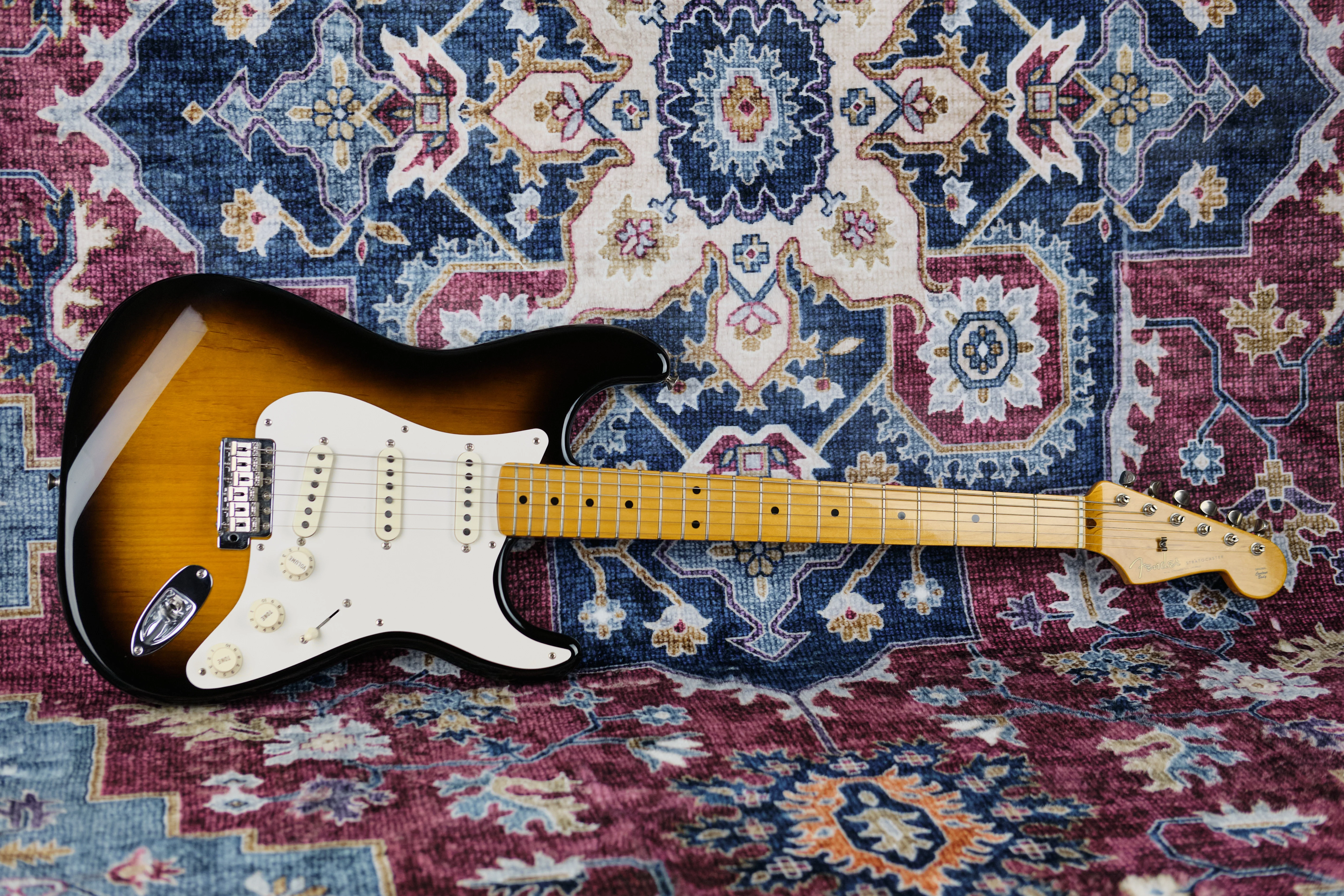 2000s Fender Classic Series '50s Stratocaster Two-Tone Sunburst - Image 4